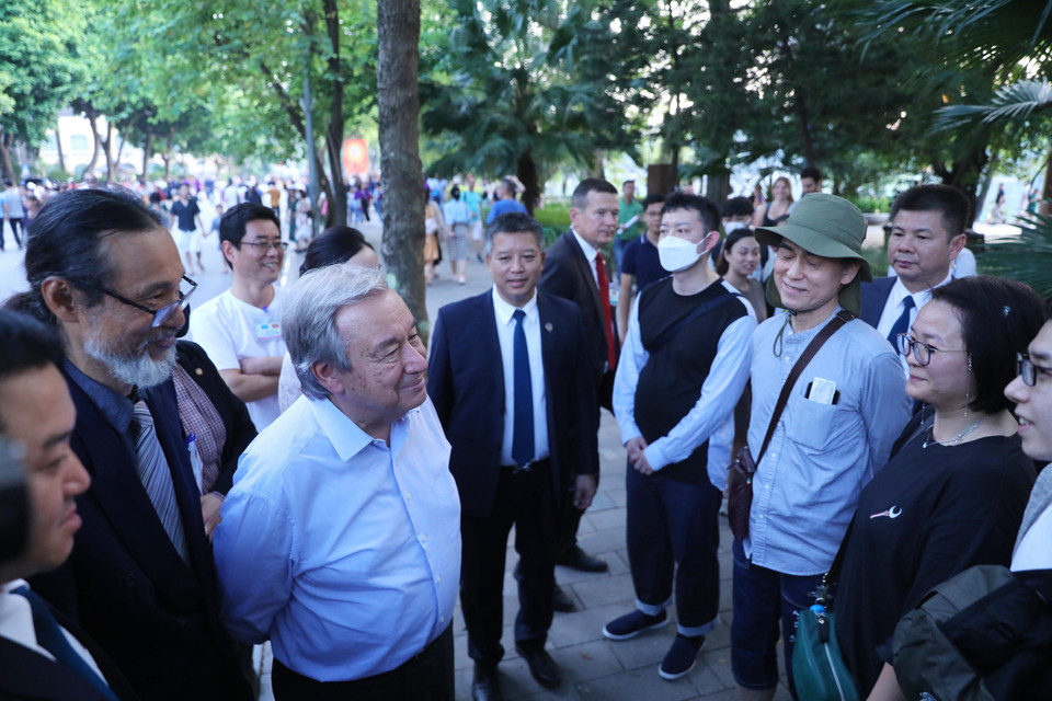 Tổng Thư ký Liên hợp quốc António Guterres thăm hỏi, nói chuyện với du khách ở không gian phố đi bộ hồ Hoàn Kiếm. (Ảnh: Lâm Khánh/TTXVN)