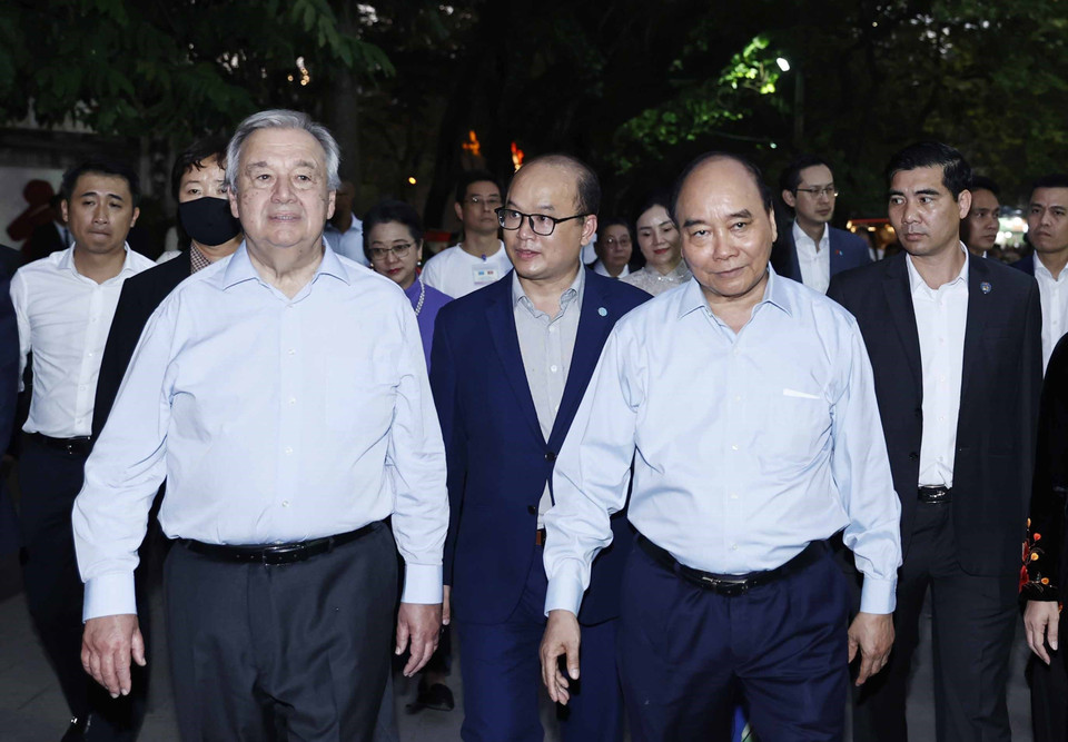 Chủ tịch nước Nguyễn Xuân Phúc cùng Tổng Thư ký LHQ António Guterres đi dạo bên hồ Hoàn Kiếm. (Ảnh: Thống Nhất/TTXVN)