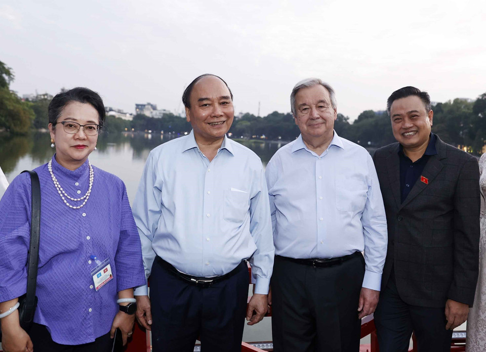 Chủ tịch nước Nguyễn Xuân Phúc và Tổng Thư ký Liên hợp quốc António Guterres chụp ảnh lưu niệm trên cầu Thê Húc, hồ Hoàn Kiếm. (Ảnh: Thống Nhất/TTXVN)