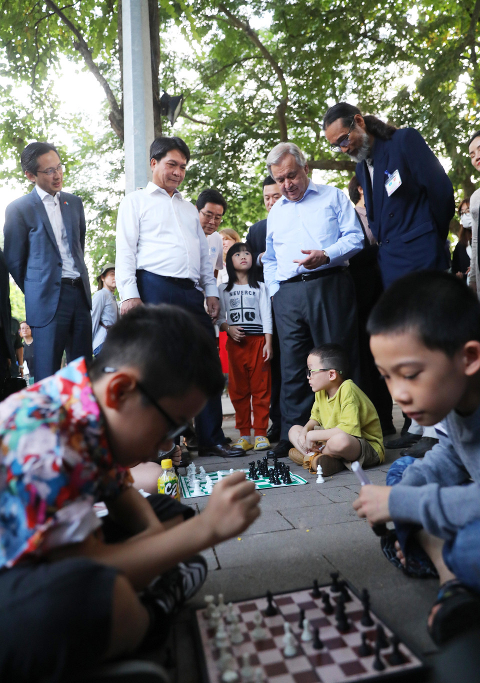 Tổng Thư ký Liên hợp quốc António Guterres xem trẻ em chơi cờ vua ở không gian phố đi bộ hồ Hoàn Kiếm. (Ảnh: Lâm Khánh/TTXVN)