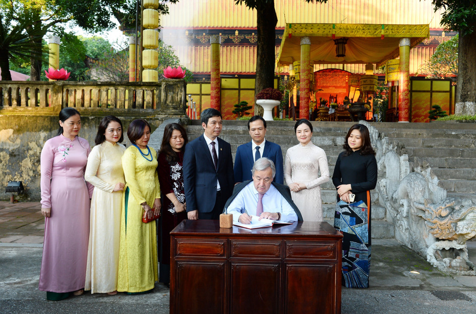 Tổng Thư ký LHQ António Guterres thăm và viết lưu bút tại Hoàng thành Thăng Long. (Ảnh: Minh Đức/TTXVN)