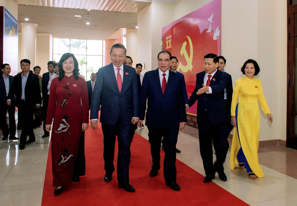Bộ trưởng Bộ Công an Đại tướng Tô Lâm, Nguyên Tổng Bí thư Nông Đức Mạnh và các đồng chí lãnh đạo tỉnh Bắc Ninh đến dự Đại hội. (Ảnh: Thanh Thương/TTXVN)