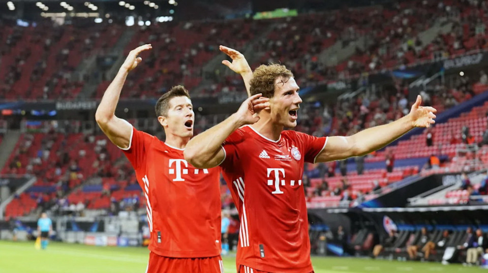 Lewandowski là người kiến tạo cho Leon sau cú vẩy má ngoài điệu nghệ của Mueller. (Nguồn: FcBayern)
