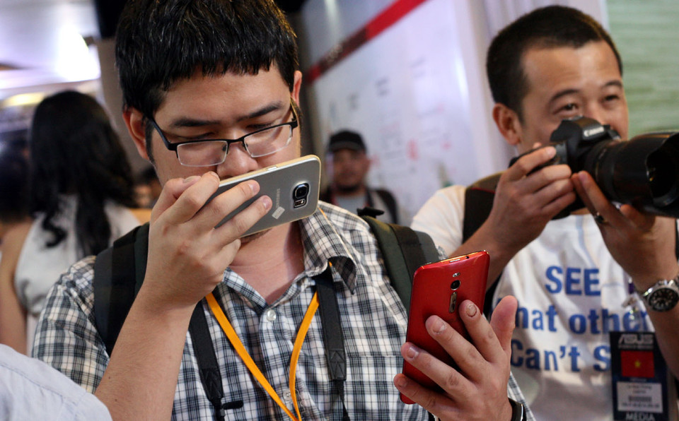 "Soi" từng ngóc ngách của sản phẩm. (Ảnh: Trung Hiền/Vietnam+)