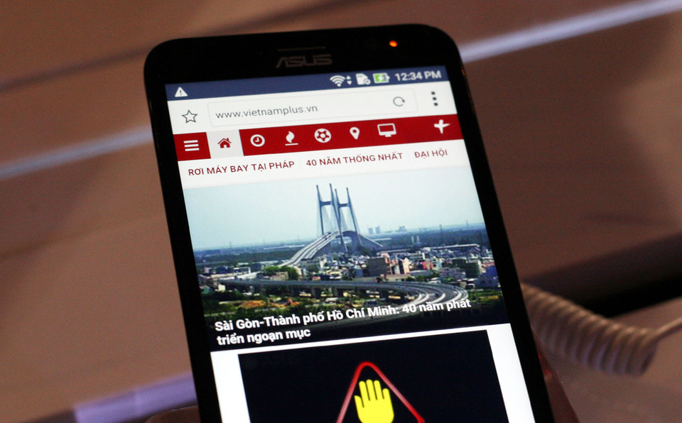 Cảm nhận ban đầu của phóng viên VietnamPlus cho thấy, ZenFone 2 có màn hình khá đẹp, chạy mượt mà. (Ảnh: Trung Hiền/Vietnam+)