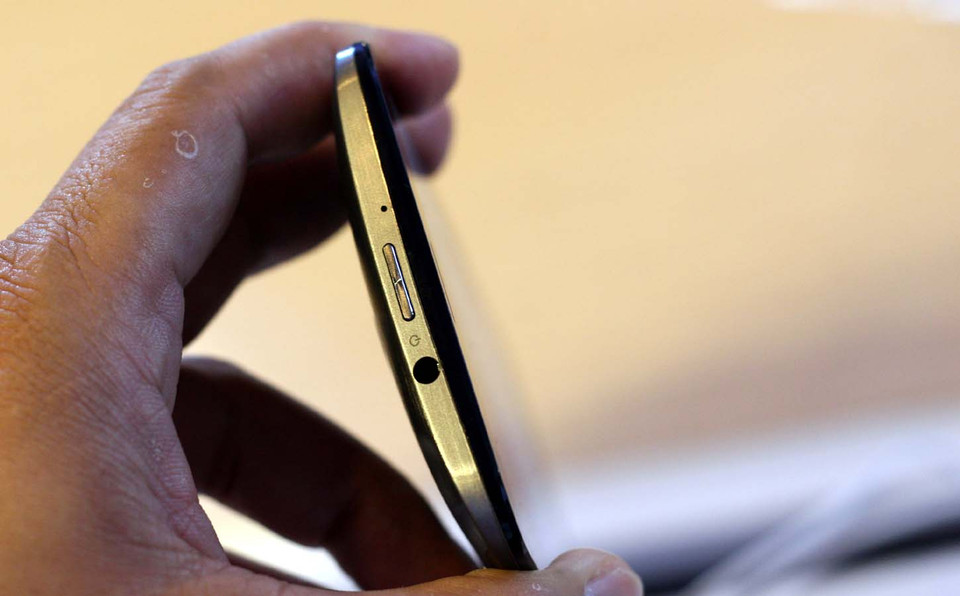 Nút nguồn và jack cắm tai nghe. (Ảnh: Trung Hiền/Vietnam+)