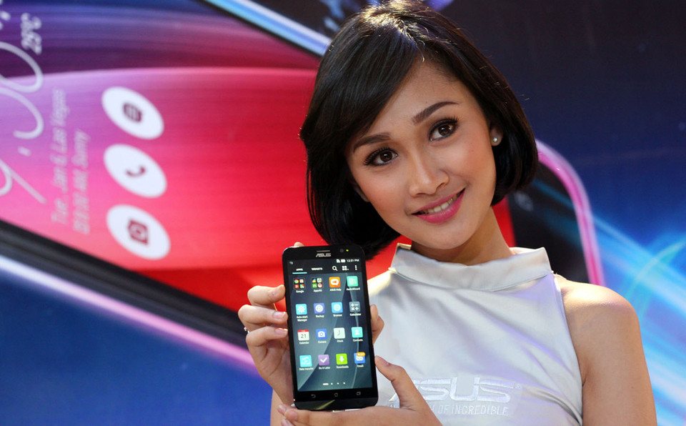 Chiếc ZenFone 2 được kỳ vọng sẽ tiếp nối thành công của dòng ZenFone được ASUS chính thức ra mắt cách đây một năm. (Ảnh: Trung Hiền/Vietnam+)