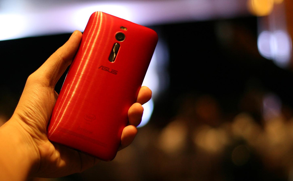 Mặt sau của ZenFone 2. (Ảnh: Trung Hiền/Vietnam+)