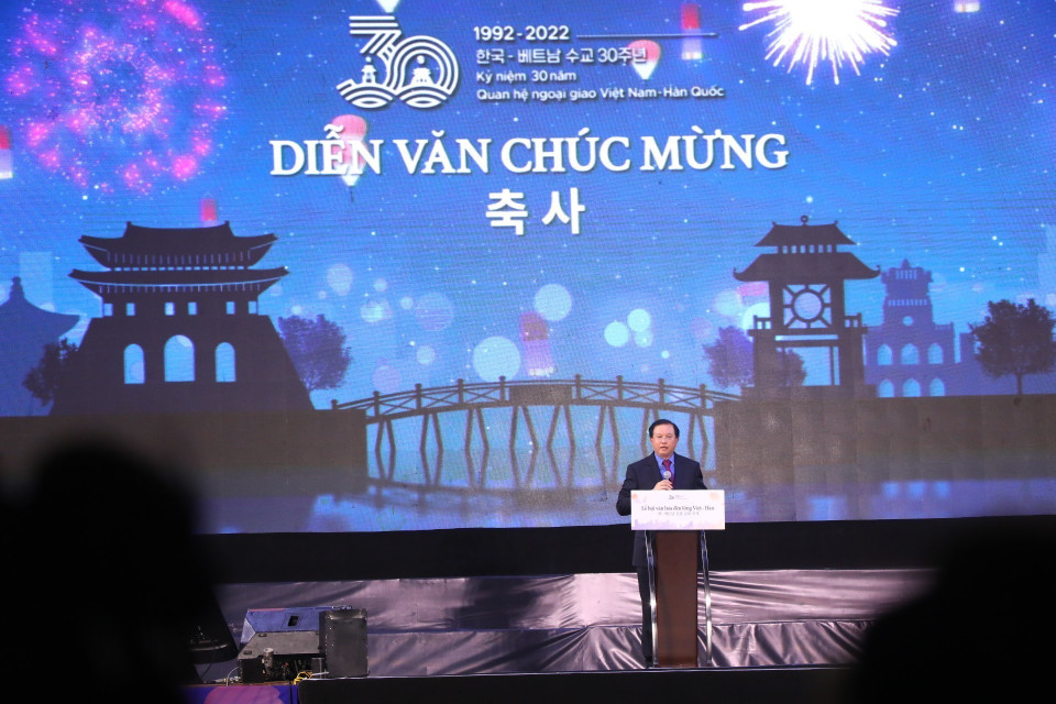 Thứ trưởng Bộ Văn hóa, Thể thao và Du lịch Tạ Quang Đông đọc diễn văn chúc mừng tại buổi lễ. (Ảnh: Văn Điệp/TTXVN)