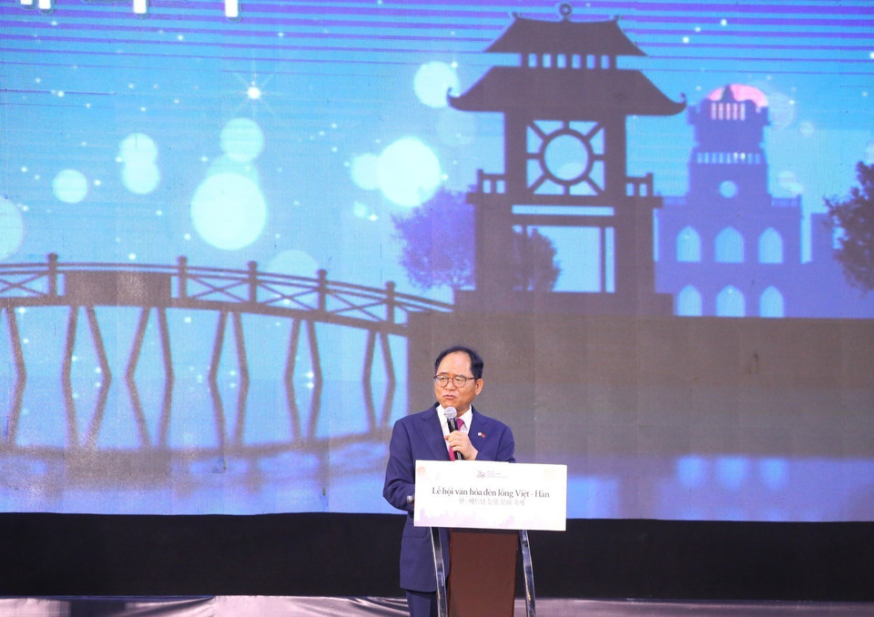 Đại sứ Hàn Quốc tại Việt Nam Park Noh-wan đọc diễn văn khai mạc tại buổi lễ. (Ảnh: Văn Điệp/TTXVN)