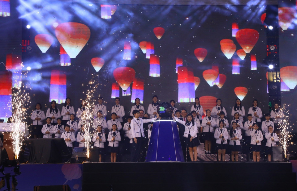 Đại biểu hai nước Việt Nam-Hàn Quốc nhấn nút thắp sáng con đường đèn lồng tại Quảng trường Đông Kinh Nghĩa Thục. (Ảnh: Văn Điệp/TTXVN)