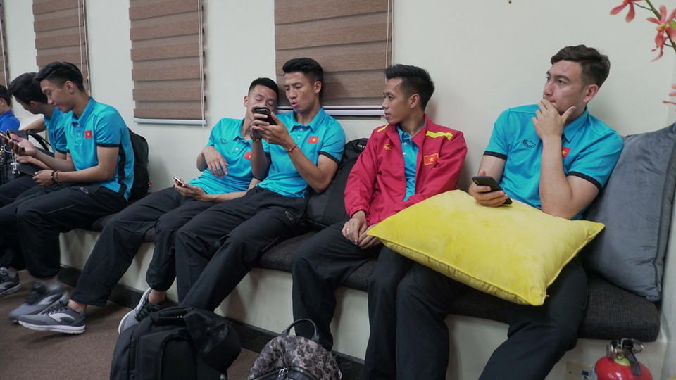 Cuối cùng, Trưởng đoàn Dương Vũ Lâm đã đưa toàn đội về khách sạn để nghỉ ngơi vào lúc 20h00, còn một cán bộ của đội tuyển Việt Nam được giao nhiệm vụ ở lại tiếp nhận hộ chiếu đã được đóng dấu nhập cảnh. (Ảnh: Hoàng Linh/TTXVN)