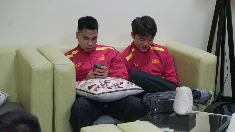  2 cầu thủ Đức Huy (trái) và Xuân Trường (phải) trong phòng chờ nhập cảnh tại sân bay Bacolod. Phải tới 22h, thành viên cuối cùng của đội tuyển Việt Nam mới rời khỏi sân bay Bacolod. (Ảnh: Hoàng Linh/TTXVN)