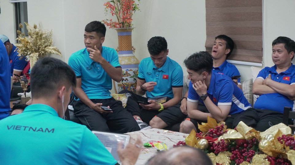 Trước đó, do cơ quan chức năng tại Bacolod chưa có đủ thời gian chuẩn bị thủ tục nhập cảnh cho đội tuyển Việt Nam cùng hơn 30 phóng viên đi cùng, nên toàn bộ thành viên của chuyến bay đã phải chờ 2 tiếng trên máy bay mới được xuống đất. (Ảnh: Hoàng Linh/TTXVN)