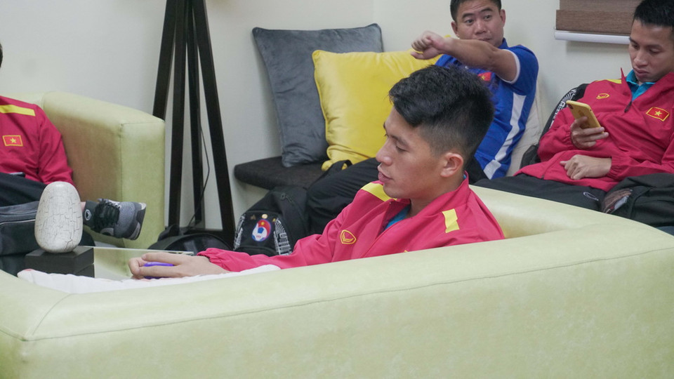 Trung vệ Đình Trọng trong phòng chờ nhập cảnh tại sân bay Bacolod. (Ảnh: Hoàng Linh/TTXVN)