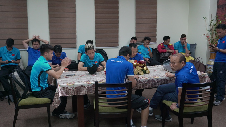 Ngày 28/11, do thời gian chuẩn bị thủ tục kéo dài, đội tuyển Việt Nam đã phải chờ đợi nhiều giờ tại sân bay Bacolod của Philippines để chờ hoàn tất thủ tục nhập cảnh. (Ảnh: Hoàng Linh/TTXVN)