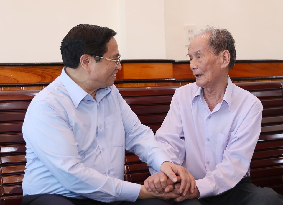 Thủ tướng Phạm Minh Chính thăm ông Nguyễn Trung Chính, cán bộ tiền khởi nghĩa. (Ảnh: Dương Giang/TTXVN)