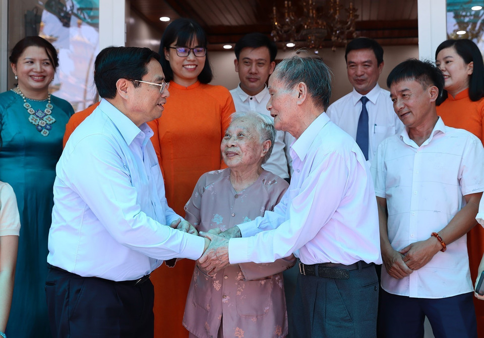 Thủ tướng Phạm Minh Chính thăm gia đình ông Nguyễn Trung Chính, cán bộ tiền khởi nghĩa. (Ảnh: Dương Giang/TTXVN)