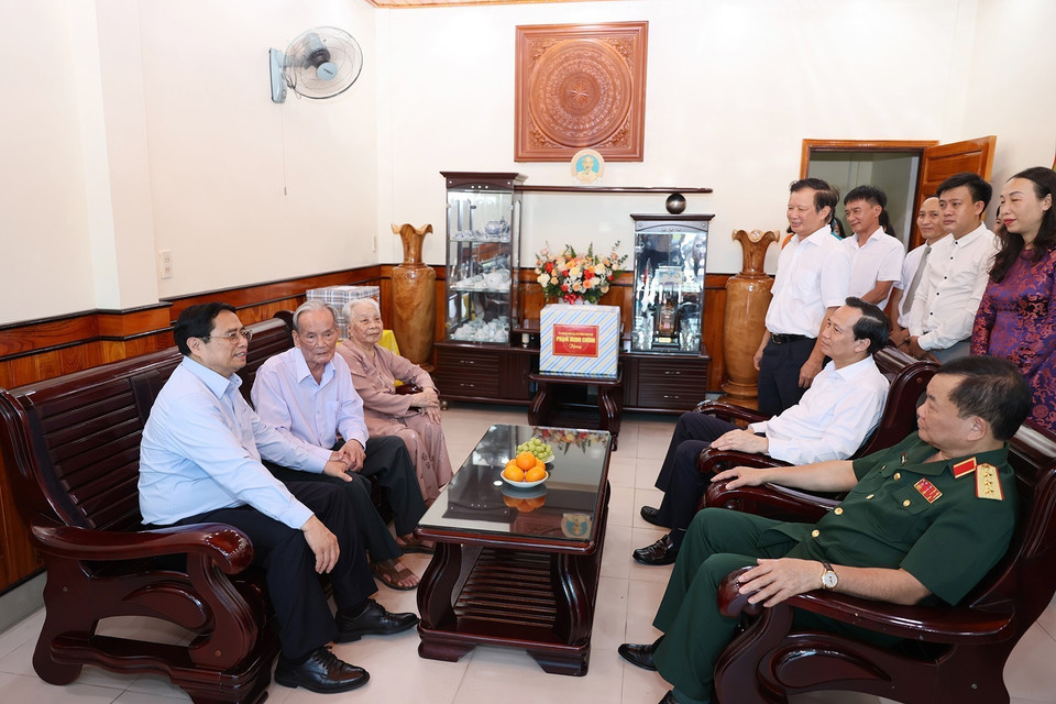 Thủ tướng Phạm Minh Chính thăm gia đình ông Nguyễn Trung Chính, cán bộ tiền khởi nghĩa. (Ảnh: Dương Giang/TTXVN)