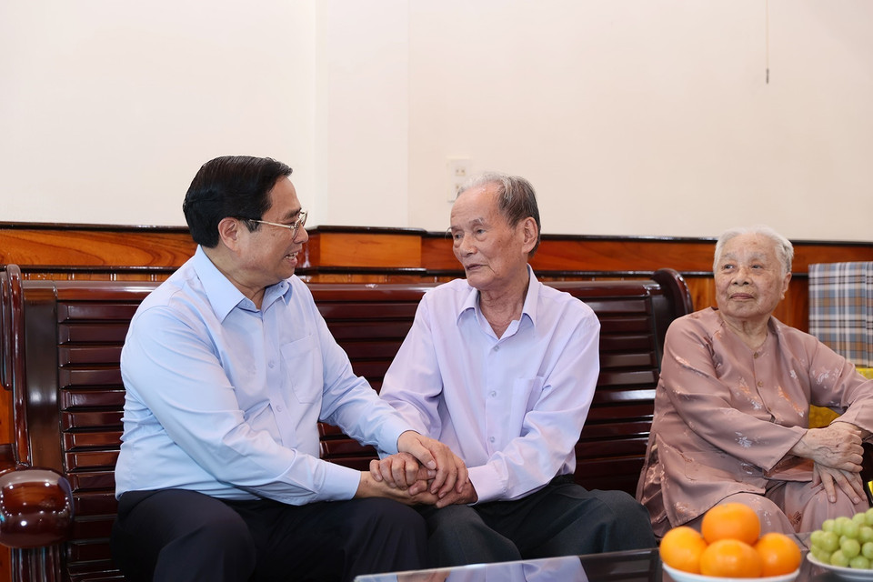 Thủ tướng Phạm Minh Chính thăm ông Nguyễn Trung Chính, cán bộ tiền khởi nghĩa. (Ảnh: Dương Giang/TTXVN)