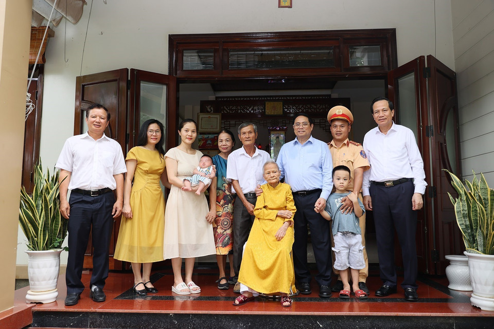 Thủ tướng Phạm Minh Chính thăm Mẹ Việt Nam Anh hùng Trần Thị Vàng. (Ảnh: Dương Giang/TTXVN)