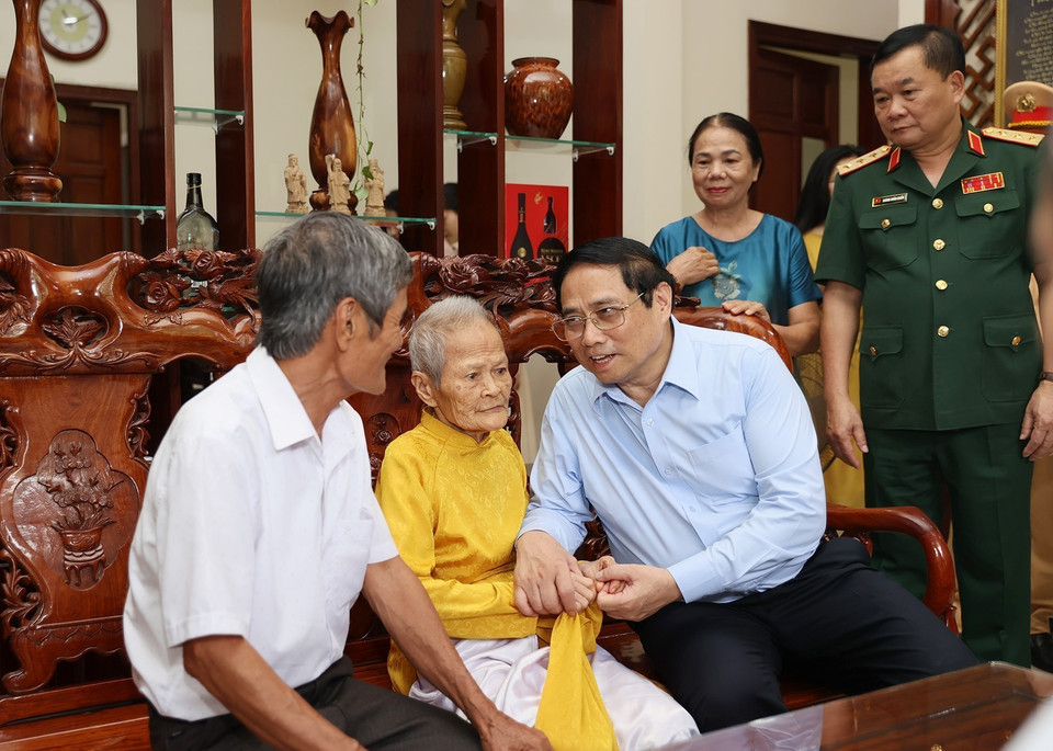 Thủ tướng Phạm Minh Chính thăm Mẹ Việt Nam Anh hùng Trần Thị Vàng. (Ảnh: Dương Giang/TTXVN)
