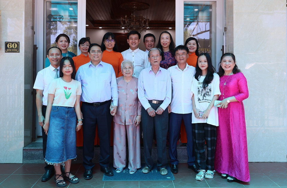 Thủ tướng Phạm Minh Chính thăm gia đình ông Nguyễn Trung Chính, cán bộ tiền khởi nghĩa. (Ảnh: Dương Giang/TTXVN)