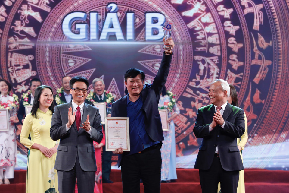 Phó Chủ tịch Quốc hội Uông Chu Lưu và Phó Thủ tướng Vũ Đức Đam trao giải B cho tác giả Trọng Đức (Thông tấn xã Việt Nam). (Ảnh: Dương Giang/TTXVN)