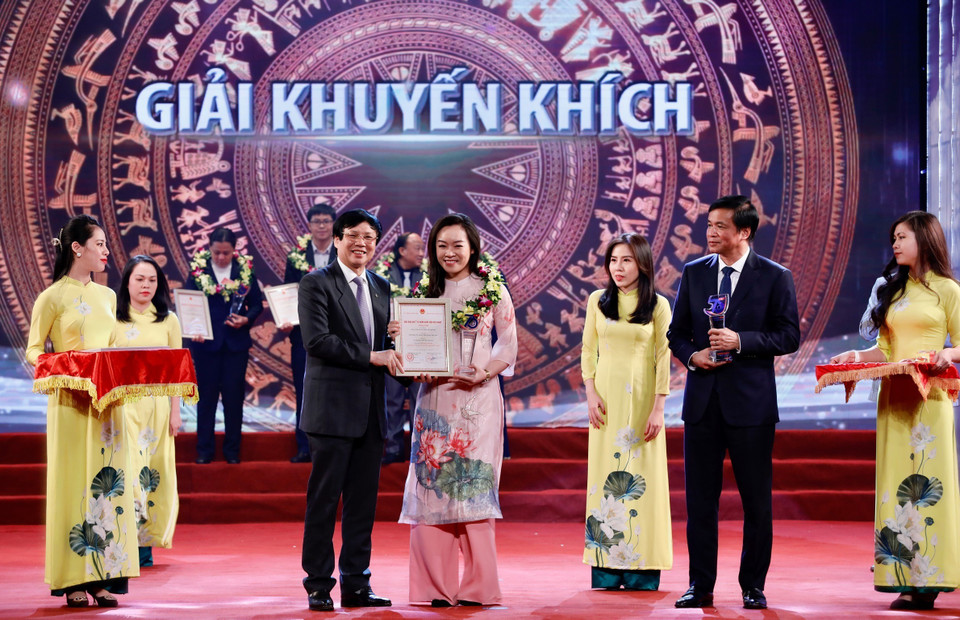 Ông Nguyễn Hạnh Phúc, Tổng Thư ký Quốc hội, Chủ nhiệm Văn phòng Quốc hội, Trưởng ban Chỉ đạo Giải và đồng chí Hồ Quang Lợi, Phó Chủ tịch Thường trực Hội Nhà báo Việt Nam trao giải Khuyến khích cho các tác giả. (Ảnh: Dương Giang/TTXVN)