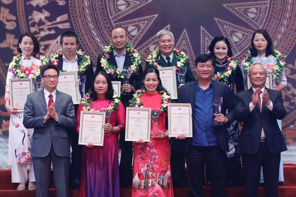 Phó Chủ tịch Quốc hội Uông Chu Lưu và Phó Thủ tướng Vũ Đức Đam trao giải B cho các tác giả. (Ảnh: Dương Giang/TTXVN)