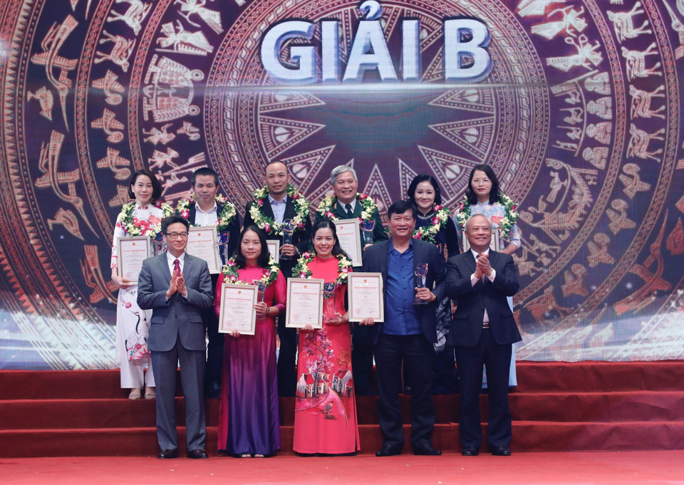 Phó Chủ tịch Quốc hội Uông Chu Lưu và Phó Thủ tướng Vũ Đức Đam trao giải B cho các tác giả. (Ảnh: Dương Giang/TTXVN)