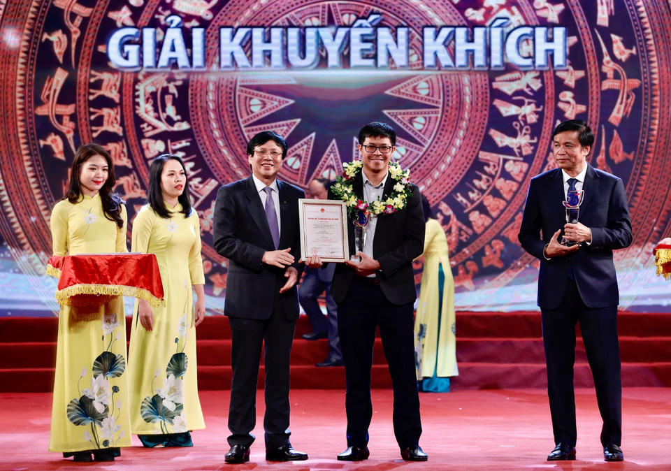 Ông Nguyễn Hạnh Phúc, Tổng Thư ký Quốc hội, Chủ nhiệm Văn phòng Quốc hội, Trưởng ban Chỉ đạo Giải và đồng chí Hồ Quang Lợi, Phó Chủ tịch Thường trực Hội Nhà báo Việt Nam trao giải Khuyến khích cho các tác giả. (Ảnh: Dương Giang/TTXVN)