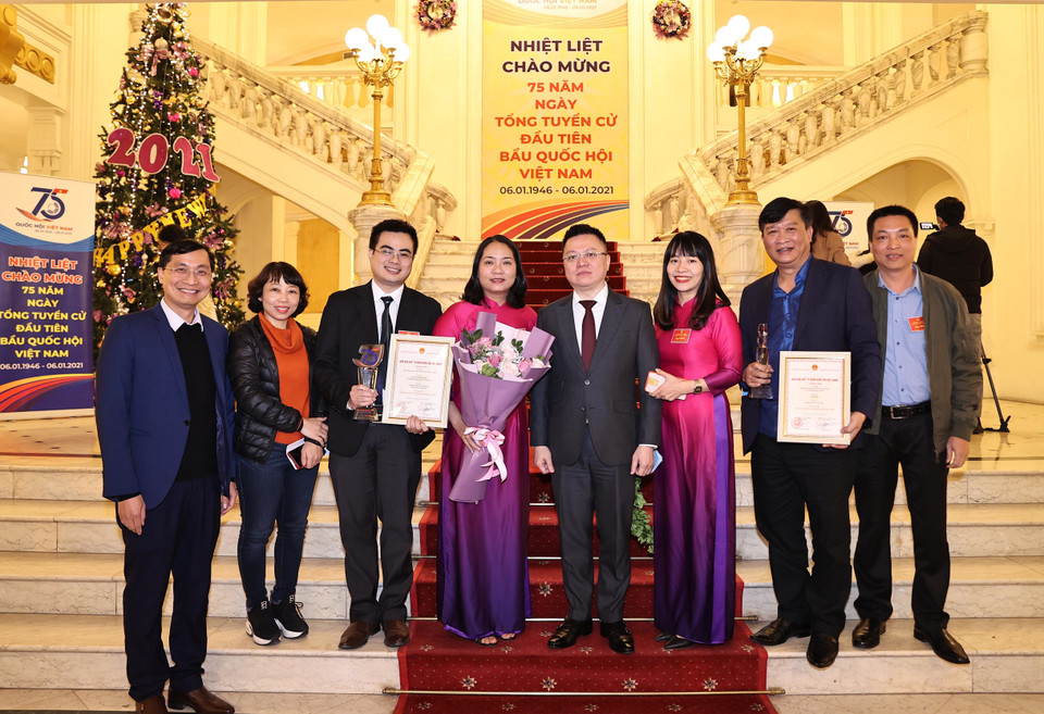Phó Tổng Giám đốc Thông tấn xã Việt Nam Lê Quốc Minh và các tác giả của Thông tấn xã Việt Nam đoạt Giải báo chí “75 năm Quốc hội Việt Nam”. (Ảnh: Dương Giang/TTXVN)