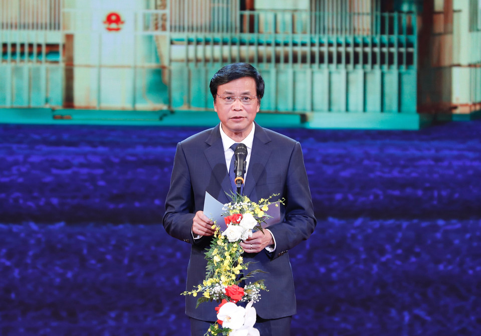 Ông Nguyễn Hạnh Phúc, Tổng Thư ký Quốc hội, Chủ nhiệm Văn phòng Quốc hội, Trưởng ban Chỉ đạo Giải báo chí “75 năm Quốc hội Việt Nam” báo cáo tổng kết. (Ảnh: Dương Giang/TTXVN)