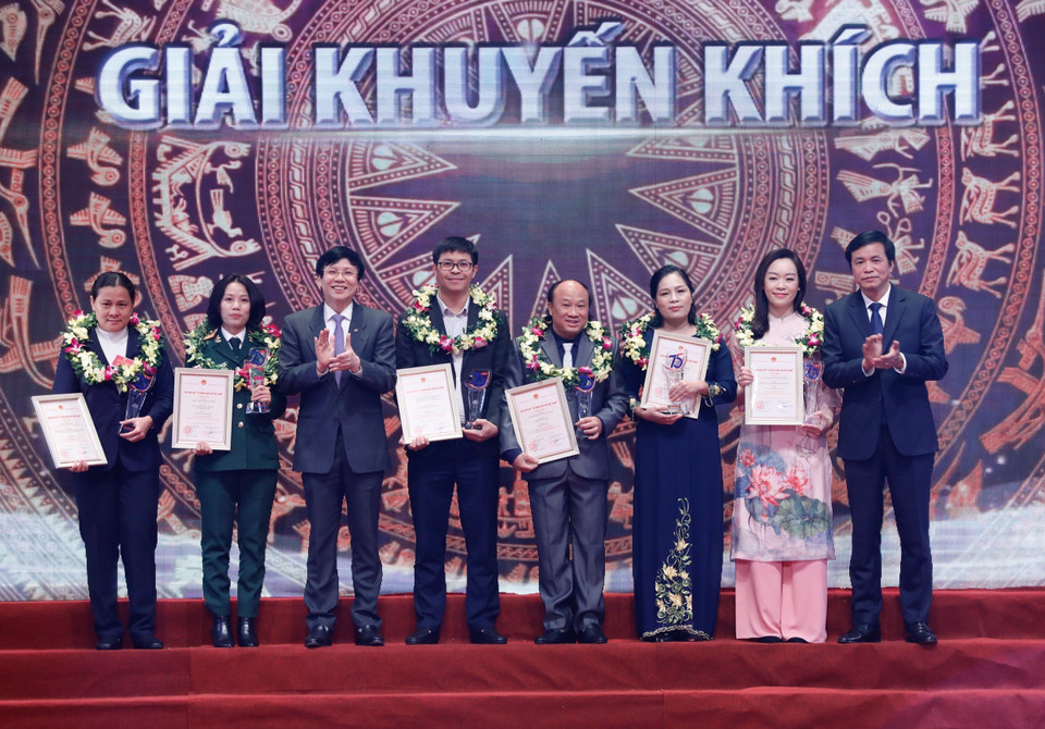 Ông Nguyễn Hạnh Phúc, Tổng Thư ký Quốc hội, Chủ nhiệm Văn phòng Quốc hội, Trưởng ban Chỉ đạo Giải và đồng chí Hồ Quang Lợi, Phó Chủ tịch Thường trực Hội Nhà báo Việt Nam trao giải Khuyến khích cho các tác giả. (Ảnh: Dương Giang/TTXVN)