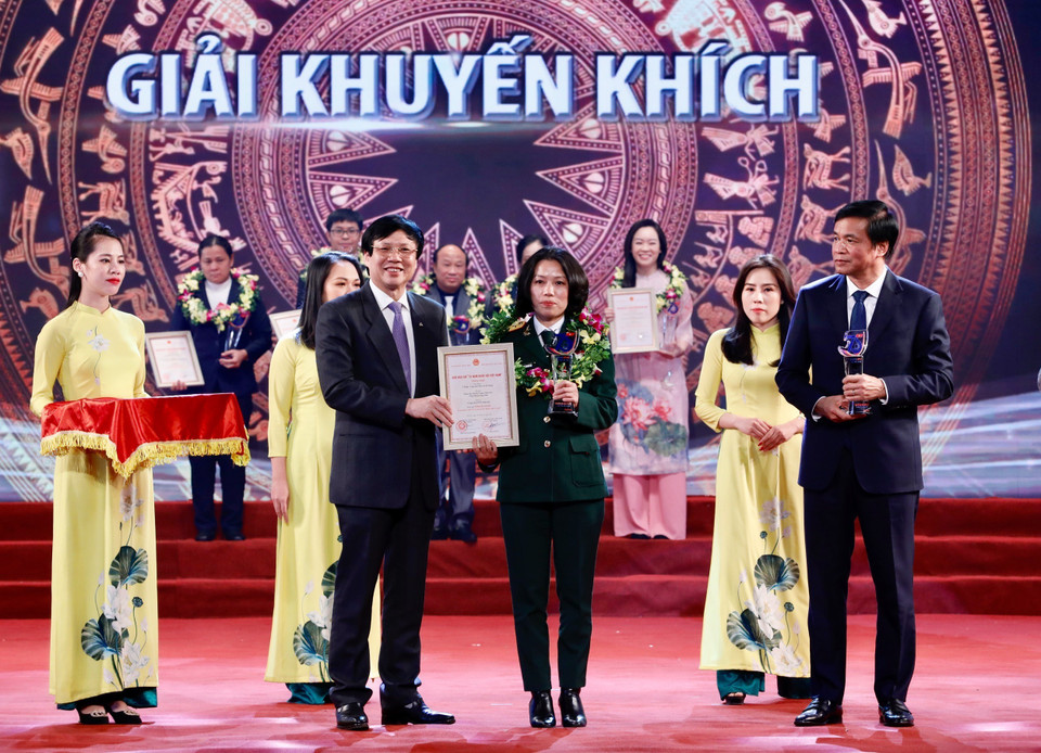 Ông Nguyễn Hạnh Phúc, Tổng Thư ký Quốc hội, Chủ nhiệm Văn phòng Quốc hội, Trưởng ban Chỉ đạo Giải và đồng chí Hồ Quang Lợi, Phó Chủ tịch Thường trực Hội Nhà báo Việt Nam trao giải Khuyến khích cho các tác giả. (Ảnh: Dương Giang/TTXVN)