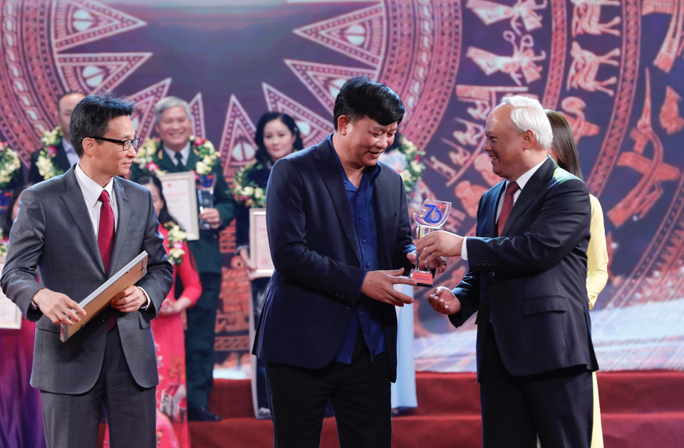Phó Chủ tịch Quốc hội Uông Chu Lưu và Phó Thủ tướng Vũ Đức Đam trao giải B cho tác giả Trọng Đức (Thông tấn xã Việt Nam). (Ảnh: Dương Giang/TTXVN)