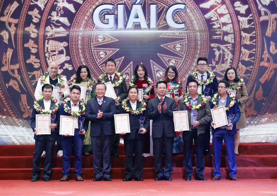 Phó Chủ tịch Quốc hội Phùng Quốc Hiển và Bộ trưởng Bộ Thông tin và Truyền thông Nguyễn Mạnh Hùng trao Giải C cho các tác giả. (Ảnh: Dương Giang/TTXVN)