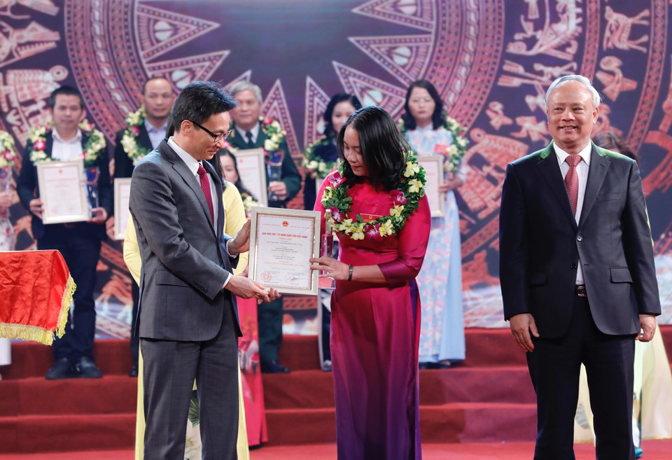 Phó Chủ tịch Quốc hội Uông Chu Lưu và Phó Thủ tướng Vũ Đức Đam trao giải B cho các tác giả. (Ảnh: Dương Giang/TTXVN)