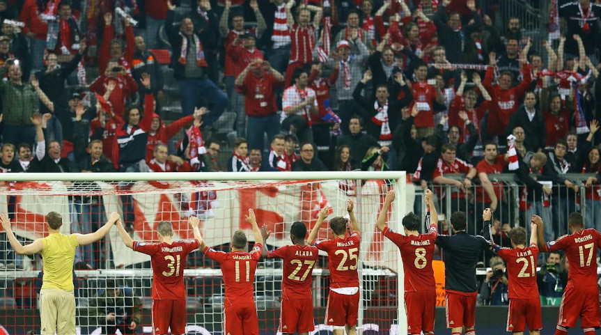 Cầu thủ Bayern ăn mừng cùng người hâm mộ trên sân nhà. (Nguồn: FcBayern)