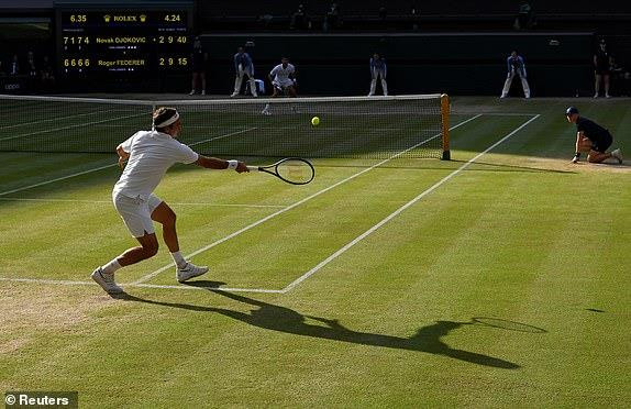 ...khi hai tay vợt giành nhau từng điểm 1 và Federer đã có cơ hội để sớm kết thúc trận đấu nhưng không thành công và cả hai đã một lần nữa bước vào loạt tie-break khi tỷ số là 12-12.