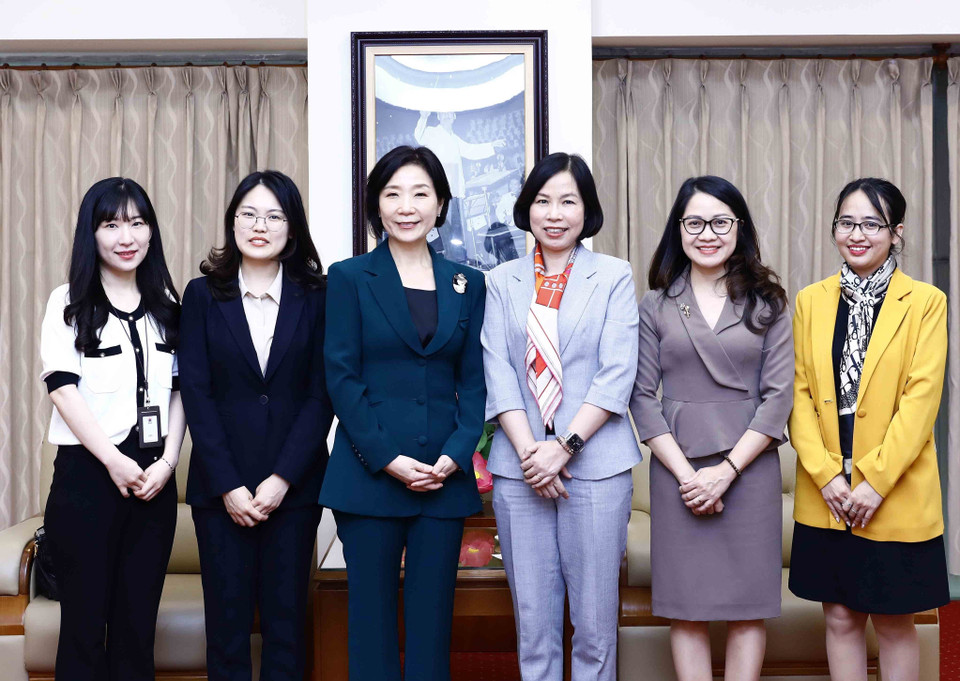 Tổng Giám đốc Thông tấn xã Việt Nam Vũ Việt Trang và Đại sứ Hàn Quốc Oh Young-ju chụp ảnh lưu niệm với các đại biểu tại buổi tiếp. (Ảnh: An Đăng/TTXVN)