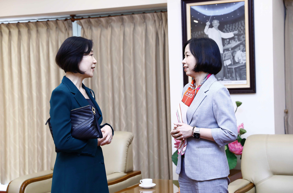 Tổng Giám đốc Thông tấn xã Việt Nam Vũ Việt Trang trao đổi với Đại sứ Hàn Quốc Oh Young-ju. (Ảnh: An Đăng/TTXVN)