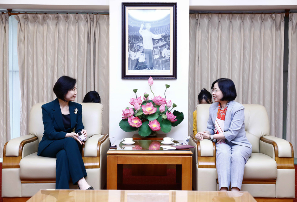 Tổng Giám đốc Thông tấn xã Việt Nam Vũ Việt Trang tiếp Đại sứ Hàn Quốc Oh Young-ju. (Ảnh: An Đăng/TTXVN)