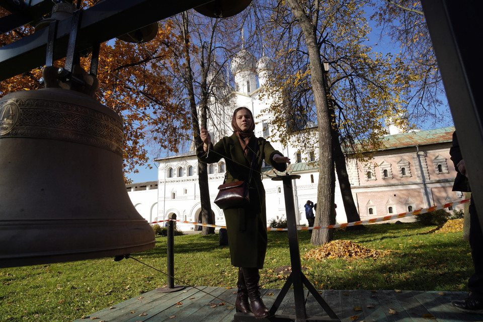 Hướng dẫn viên dạy đánh chuông tại Kremlin của Rostov Velikyi. (Ảnh: Bùi Duy Trinh/TTXVN)