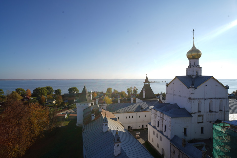 Hồ Nero 500.000 năm tuổi nhìn từ Kremlin. (Ảnh: Bùi Duy Trinh/TTXVN)