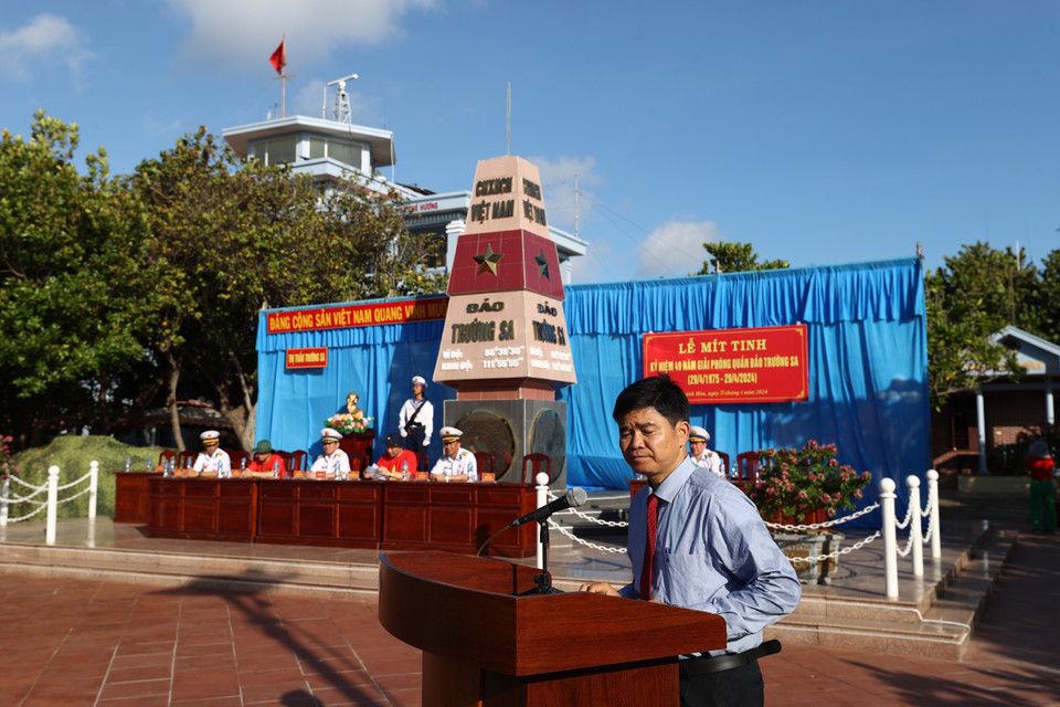 Chủ tịch Hội đồng Nhân dân thị trấn Trường Sa, ông Phạm Tiến Điệp phát biểu tại lễ kỷ niệm. (Ảnh: Vietnam+)