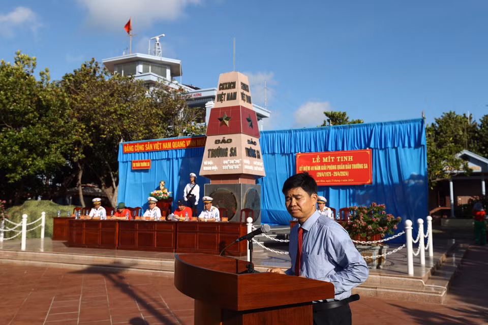 Chủ tịch Hội đồng Nhân dân thị trấn Trường Sa, ông Phạm Tiến Điệp phát biểu tại lễ kỷ niệm. (Ảnh: Vietnam+)