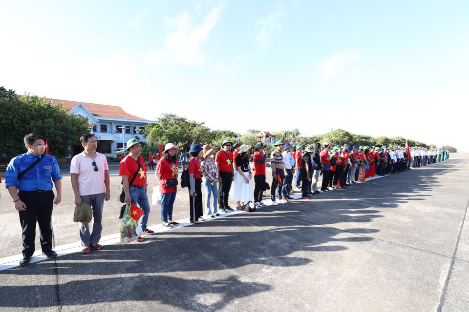 Quân và dân huyện đảo nâng cao năng lực bảo vệ chủ quyền của Tổ quốc. (Ảnh: Vietnam+)