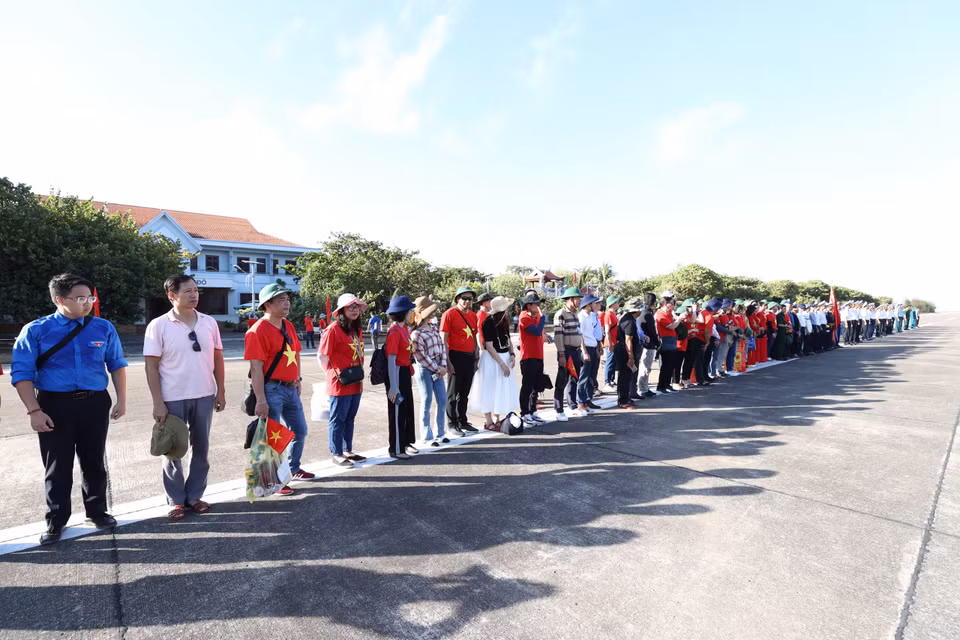 Quân và dân huyện đảo nâng cao năng lực bảo vệ chủ quyền của Tổ quốc. (Ảnh: Vietnam+)